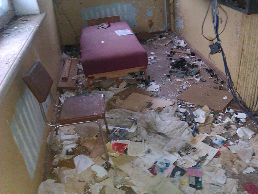 Kases istabiņa ar gultu un... Autors: Finčš Pamesta degvielas noliktava