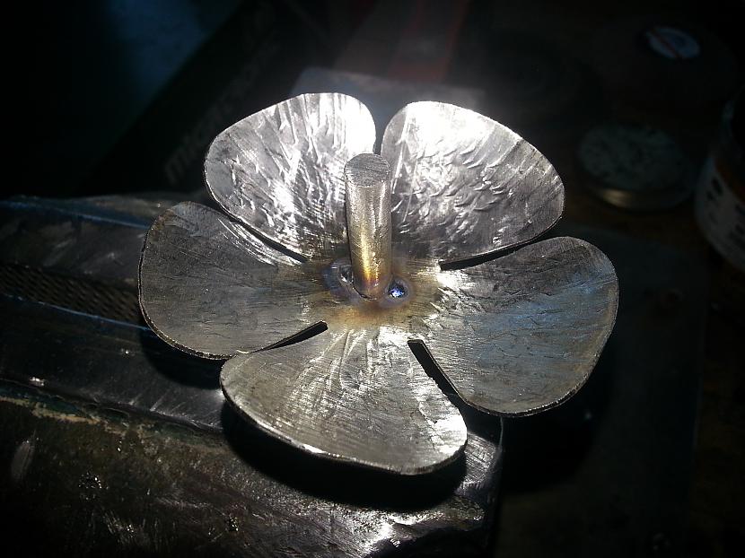 Un vienu pec otras sakam... Autors: kpot Roze no metāla. Never ending rose. Metal rose hand made