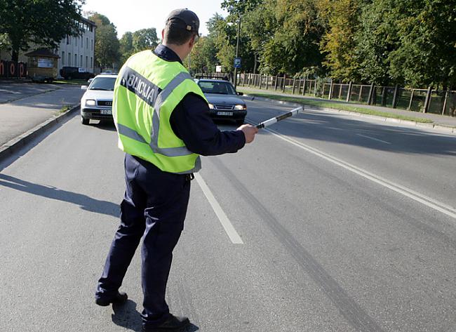 Policists stādina kādu... Autors: Rūteris Kā apčakarēt policistu!