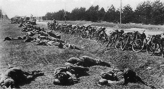 Vācu karavīru velosipēdu... Autors: DamnRiga Otrais Pasaules karš bildēs