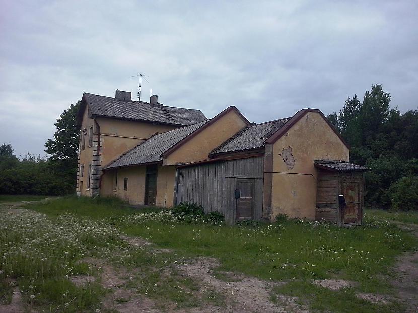 māja ir diezgan liela Autors: sadPepe Pamestā Suntažu Vilcienu stacija.