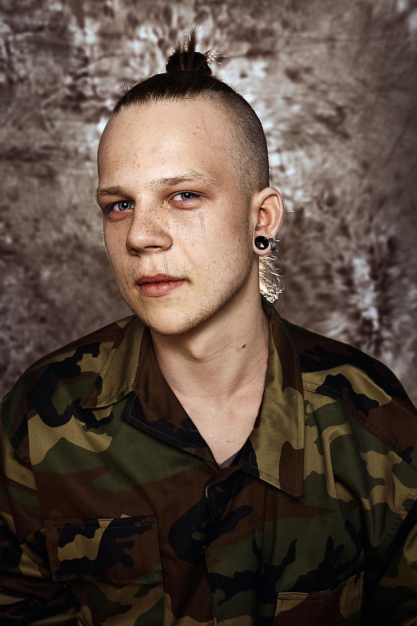 Rokas 17 gadi Ir svarīgi... Autors: matilde Obligātais militārais dienests - jaunieši raud!