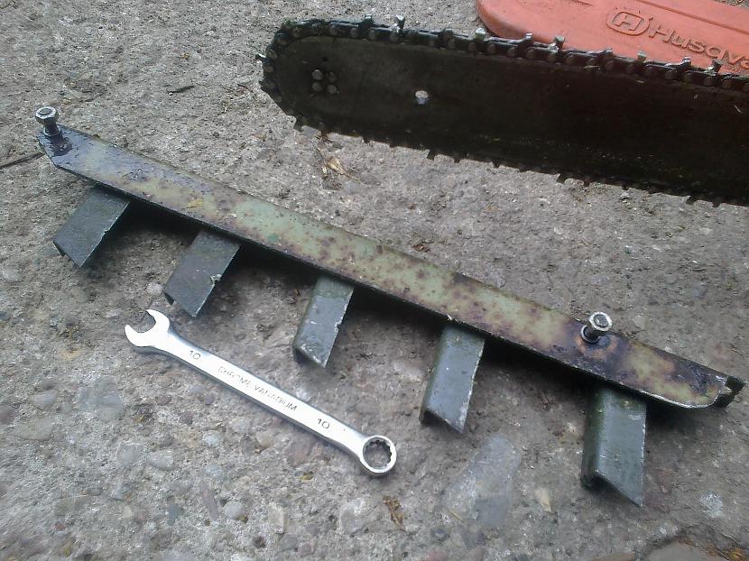 Uz divām skrūvītēm... Autors: KOMANDI3RIS Motorzāģis kā dzīvžog šķēres! Ātri, lēti un vienkārši.