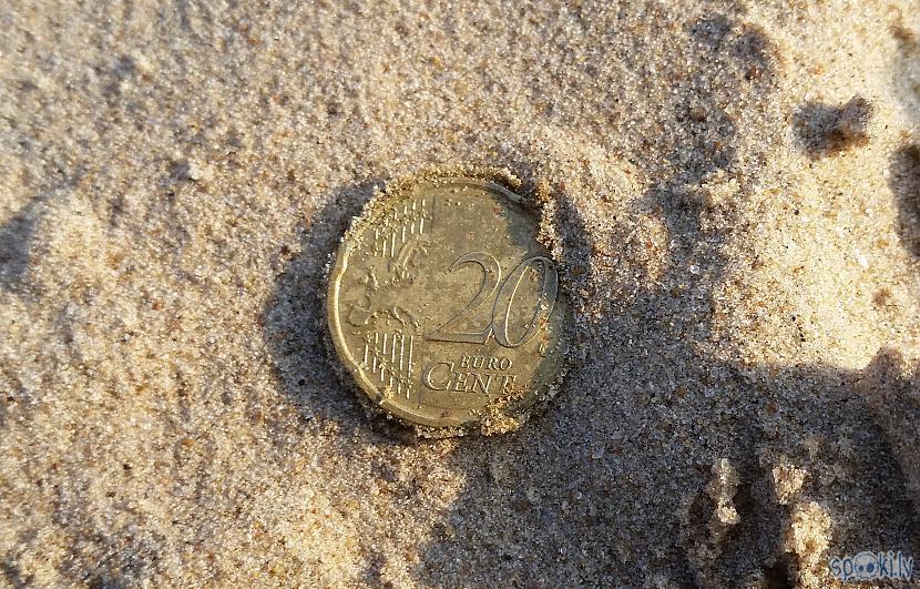 Autors: pyrathe Ar metāla detektoru pa pludmali (Lieldienas)