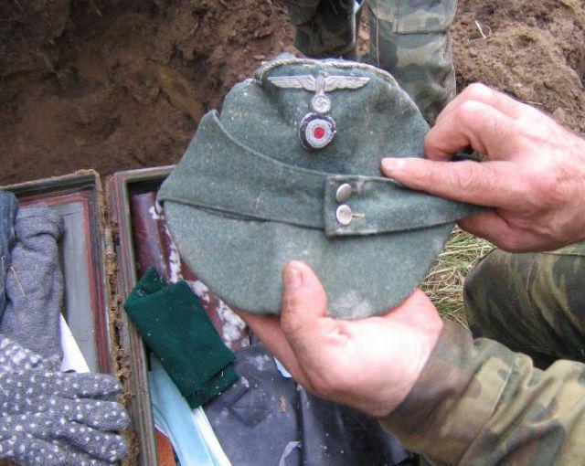 Scaroneit vari redzēt vācu... Autors: Ļurbaks Krievijas mežos atrod vecu metāla kasti, kas ierakta dubļos.