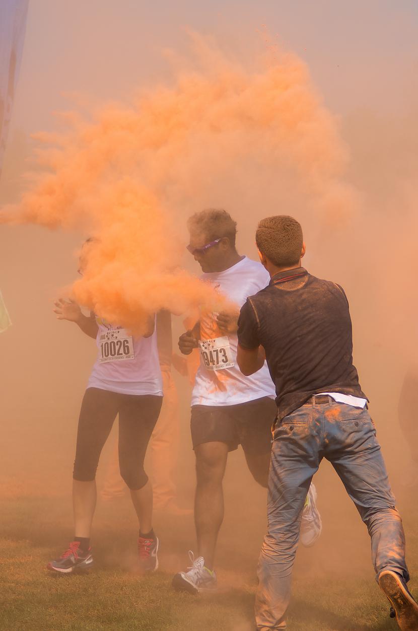 Autors: ugnotbug Color Me Rad UK - piecu kilometru skrējiens dzīves izkrāsošanai!
