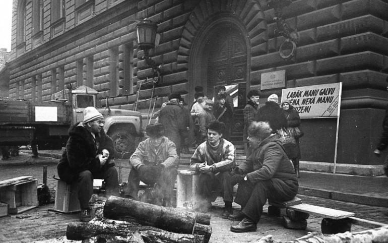 Autors: 100 A 30 emocionāli kadri no 1991. gada barikādēm. Tās ir mūsu atmiņas.