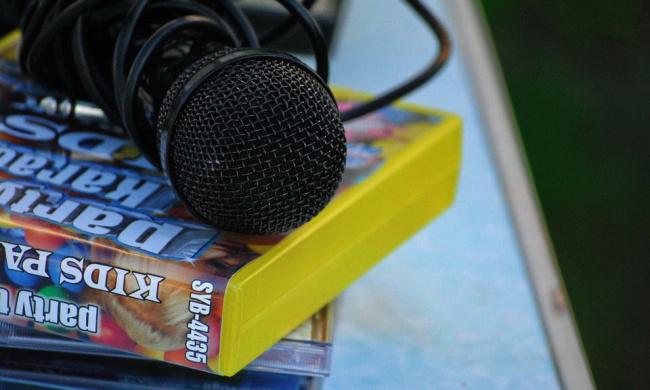 KaraokeJapāņu rokmūziķis... Autors: KALENS 15 ikdienas lietas, kas tika izgudrotas pilnīgi citam mērķim!