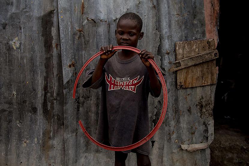 Vēl viena Haiti... Autors: Geimeris Bērni dažādos turības līmeņos izrāda savu mīļāko rotaļlietu...