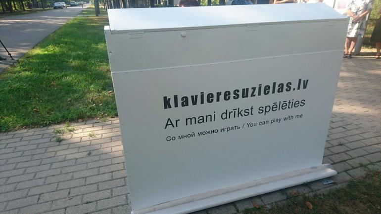 Tās rotā arī draudzīgais... Autors: es tēvocis Jūrmalā atklātas brīvdabas klavieres, kuras var spēlēt garāmgājēji
