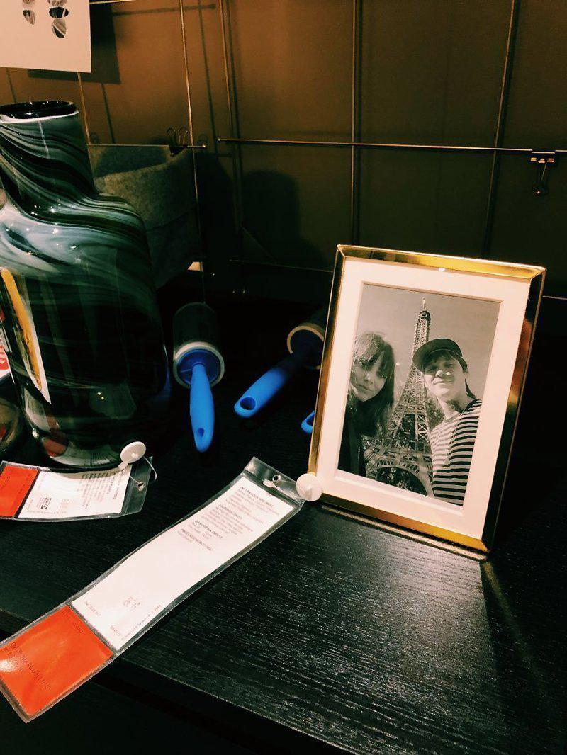 Autors: matilde Pārītis salika 100 savas bildes «IKEA» bilžu rāmjos, un neviens to pat nepmanīja