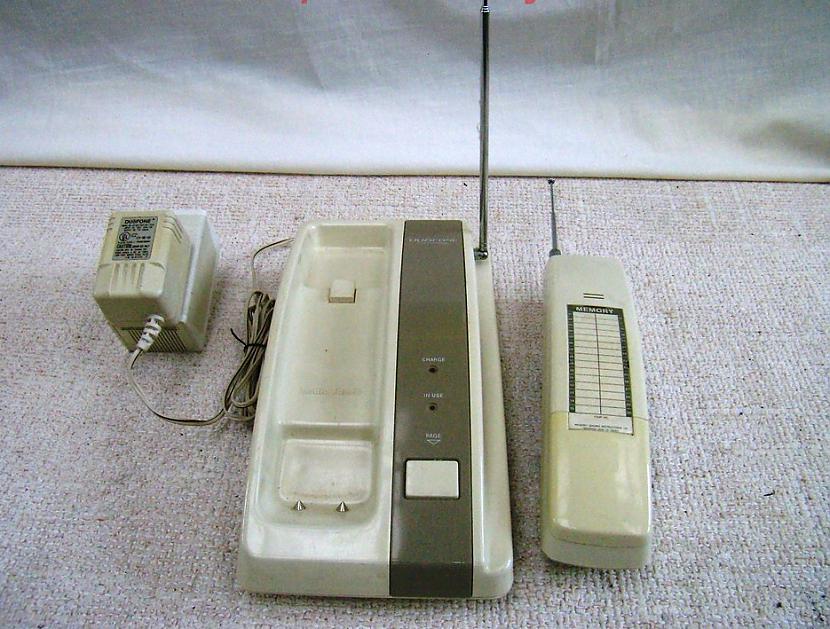 Telefons ar... Autors: pyrathe 10 lietas, kuras vēl nesen skaitījās ļoti krutas