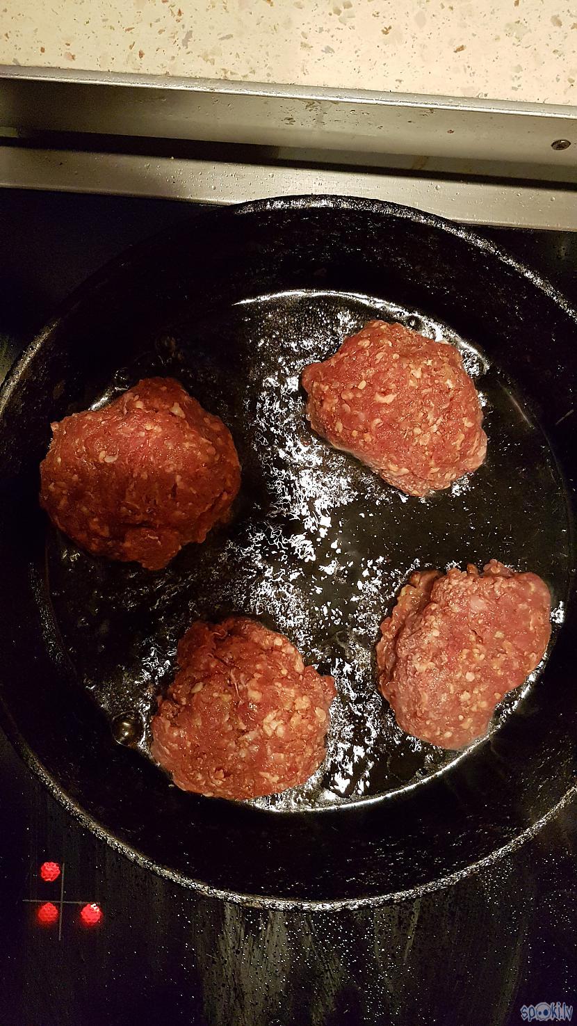 Kotletes cepās kā redzat... Autors: Juris1604 Recepte: Pašgatavots burgers