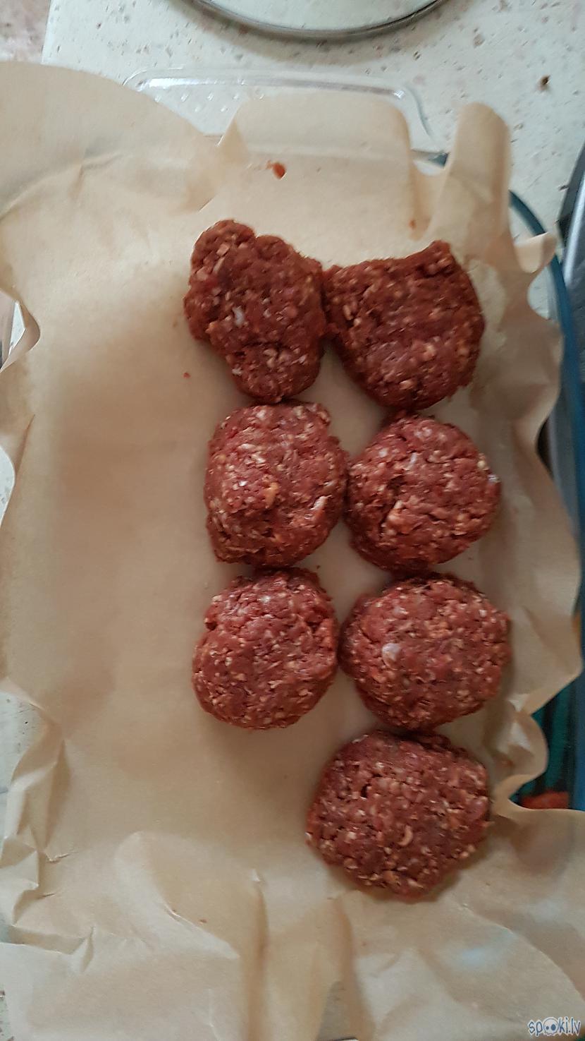 Veido kotletes liek traukā... Autors: Juris1604 Recepte: Pašgatavots burgers