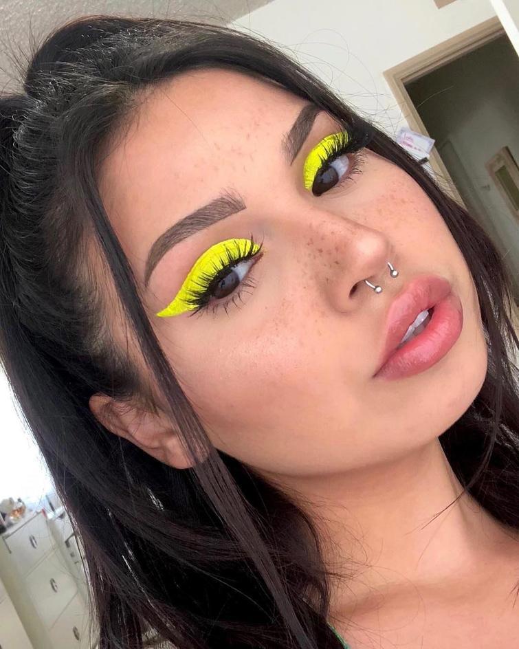 Autors: matilde Jaunākais skaistuma trends meiteņu vidū - neona krāsas
