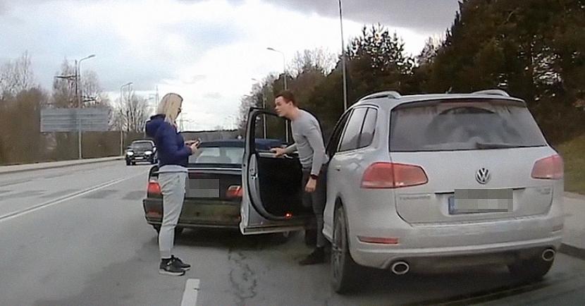 laquoZebraraquo scaronim... Autors: matilde Rīga starp BMW vadītāju un VW vadītāju izcēlies strīds. Kurš vainīgs?