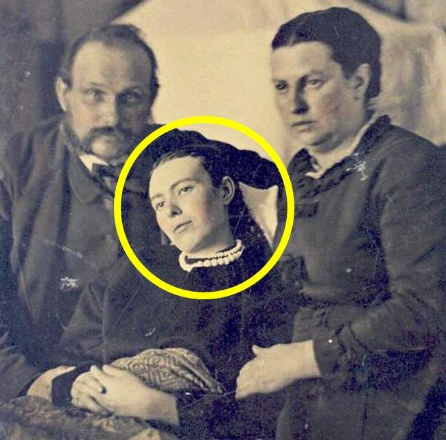 2 Foto ar nelaiķiTradīcija... Autors: Latvian Revenger 12 dīvainas lietas, ko darīja mūsu senči