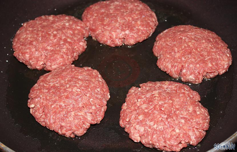 Metam uz vidēji karstas... Autors: Werkis2 Werkis gatavo Sier-Burgeru