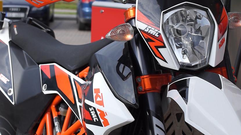 2015 KTM 690 SMC R | Wheelies | Supermoto Banda