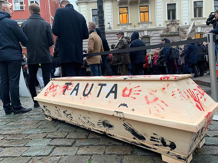 Aldis Gobzems7 Novembris... Autors: Jānis Baroniņš Mediķiem naudas nav, bet piemaksai koalīcijas deputātiem un partijām nauda ir.
