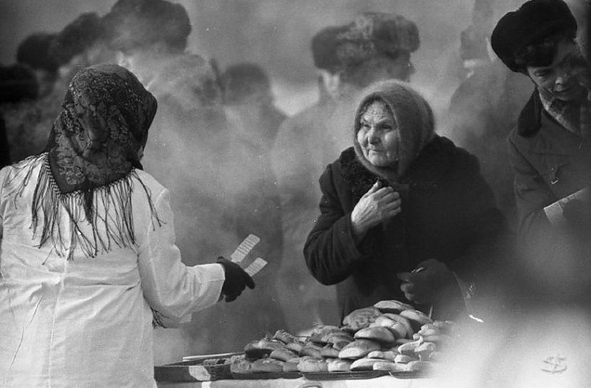 nbspPirādziņu tirgoscaronana... Autors: Lestets Pelēkās Padomju dzīves aizliegtās fotogrāfijas