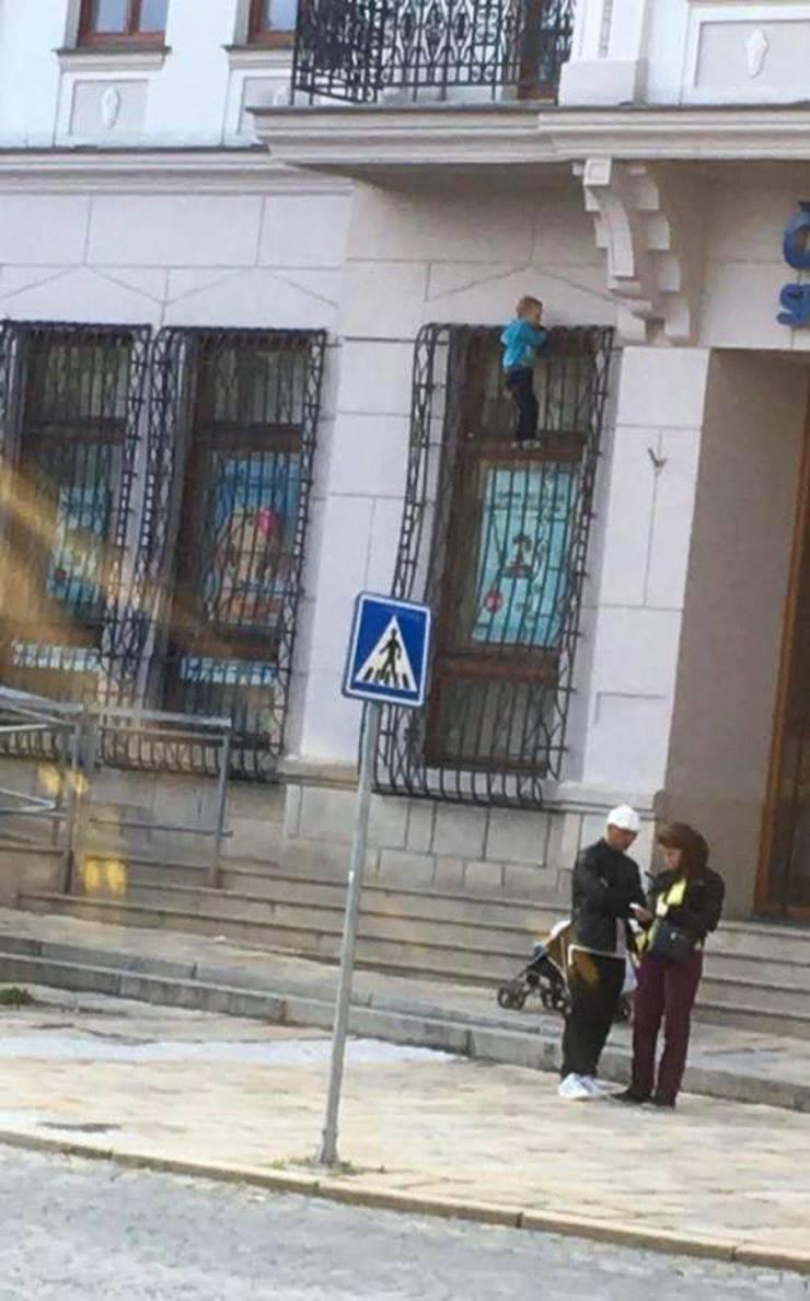 Skaista meitene stāv pie... Autors: es tēvocis Asorti labākai dienai (12.01.2020)