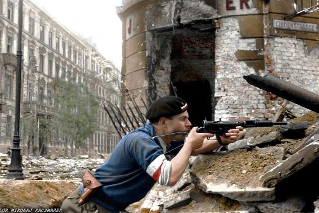 Autors: Lestets Varšavas sacelšanās iekrāsotās fotogrāfijās