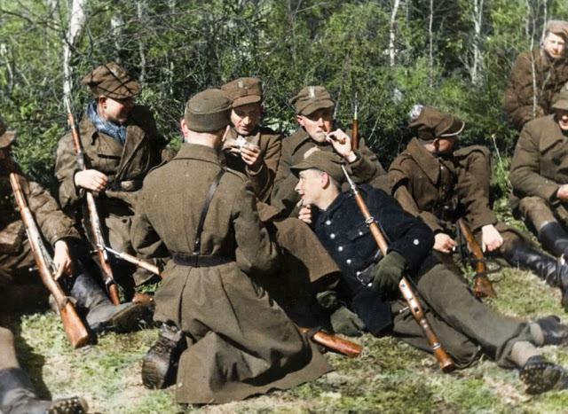 Autors: Lestets Varšavas sacelšanās iekrāsotās fotogrāfijās