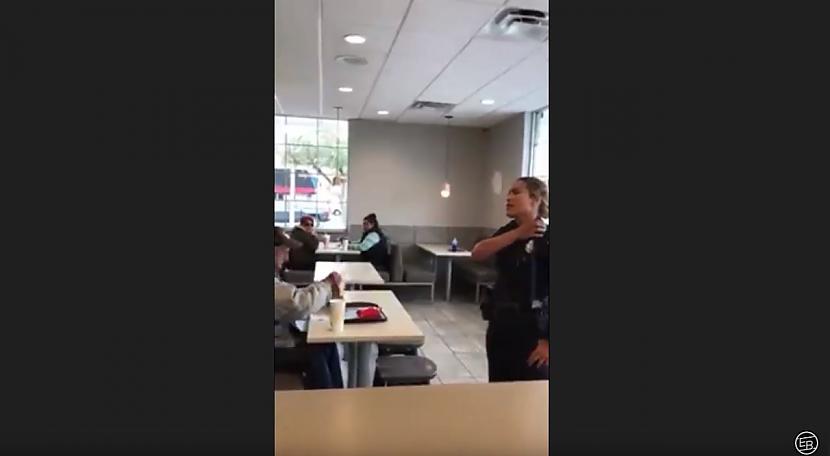 McDonalds izmet no restorāna bezpajumtnieku, kurš ēd tur pirktu ēdienu!