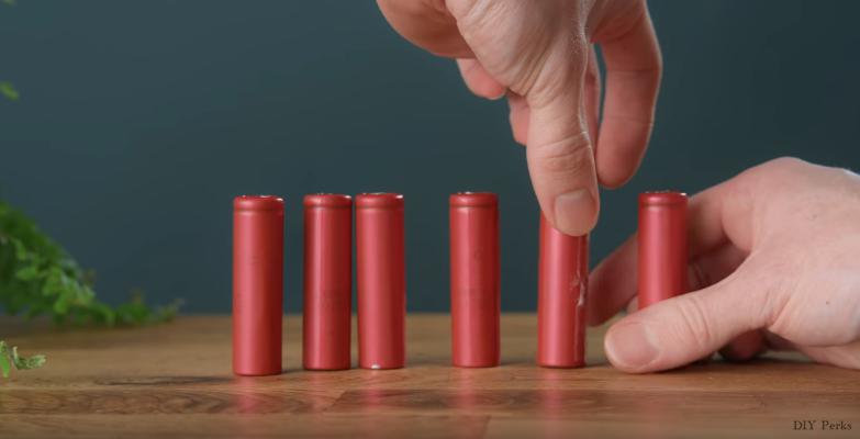 Kad baterijas ir atvienotas... Autors: Datuvelv Lietas, ko var izgatavot no veca klēpjdatora – 2. daļa