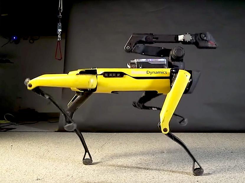 Viens scaronāds sunītis tiks... Autors: spoks0 Boston Dynamics vs. Black Mirror: Metalhead. Sargājiet no bērniem! ;)