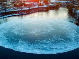 Mēness vai citplanētiešu kuģis? Milzīgs ledus disks upē ASV