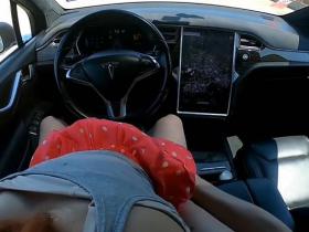 Pornoaktrise bauda mīlas priekus Teslas mašīnā, kas brauc autopilotā