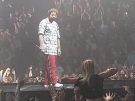Post Malone reakcija uz sievietes kailajām krūtīm kļuvusi par interneta joku